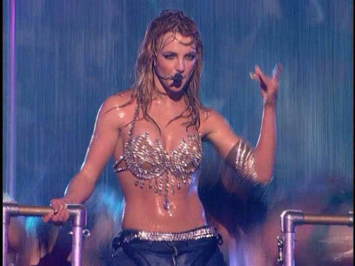 hourlyspears's tweet photo. britney spears, 2001 https://t.co/ypkDpuby4a