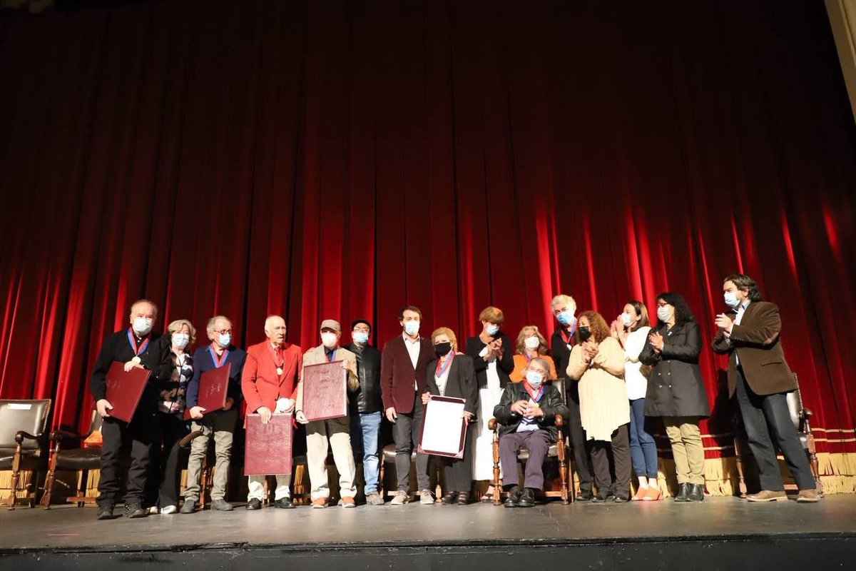 JorgeSharp's tweet photo. Volvió la ceremonia de distinción para los Hijos y Ciudadanos Ilustres de Valparaíso. Lucy Briceño, Juan Navarro, Eduardo Morris, Claudio Parra, y más personas, que son motivo de un orgullo para nuestra comuna. Acá pueden ver los nombres y sus bio's ➡️https://t.co/hN9C70a6mY https://t.co/Zb7w5PCQIA