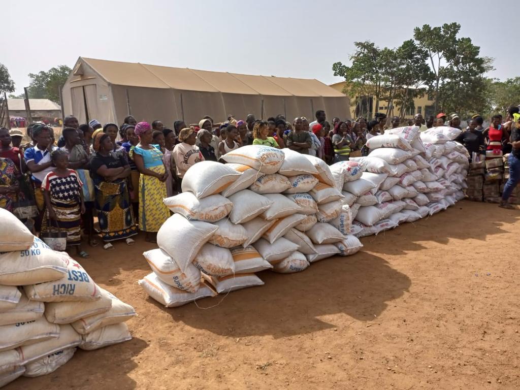 Ambazoniagenoc1's tweet photo. Abandoned BritishCameroon(Ambazonia) Refugees in Nigeria get gifts from the Interim Gov of Ambazonia, of Dr. Sako Ikome. Smiles in the midst of pain &amp; gloom. @UKinCameroon @USEmbYaounde @StateHouseKenya @StateDept @ChrisDennysUK @JoeBiden @AsstSecStateAF @
 @Refugees @AbcAmbaTV https://t.co/WFRefSqEnf