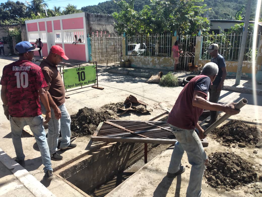 apuertocabello's tweet photo. #VamosConTodo Por instrucciones del Alcalde @JCbetancourt72 este #30Dic fue realizada la maniobra de sustitución, reparación y limpieza de regilla de alcantarillado en la Urb. Santa Cruz de la parroquia Goaigoaza, atención efectuada a solicitud del pueblo #AbrazaLaVida #BuenDia https://t.co/0jDcgwoWrX