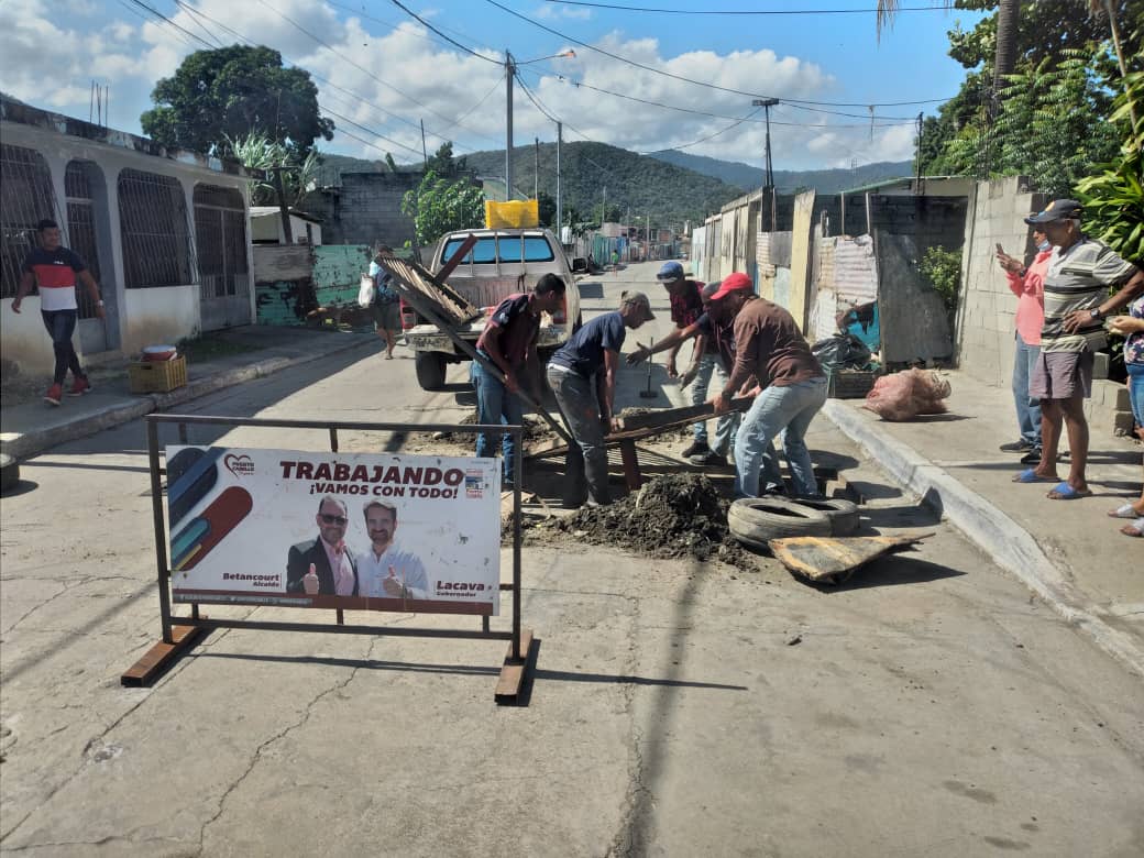 apuertocabello's tweet photo. #VamosConTodo Por instrucciones del Alcalde @JCbetancourt72 este #30Dic fue realizada la maniobra de sustitución, reparación y limpieza de regilla de alcantarillado en la Urb. Santa Cruz de la parroquia Goaigoaza, atención efectuada a solicitud del pueblo #AbrazaLaVida #BuenDia https://t.co/0jDcgwoWrX