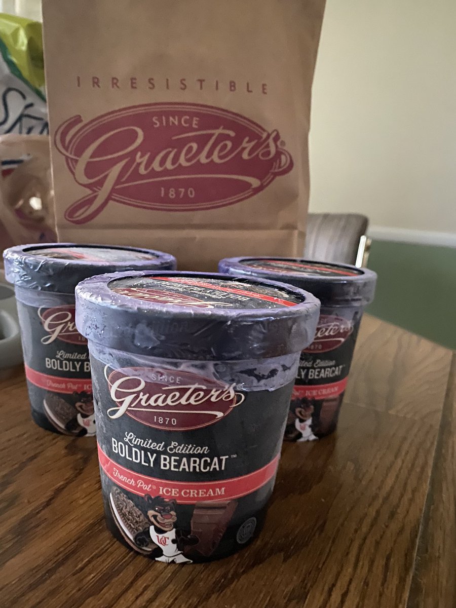 LilDebbiee's tweet photo. Ready for the game tomorrow. Thank you  @graeters 

@GoBEARCATS @uofcincy https://t.co/Kv5PoTKLoR