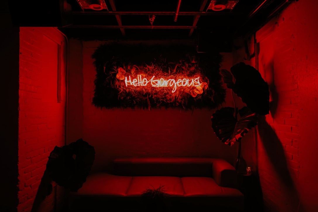 nlbdc's tweet photo. Hello Gorgeous. Come drink with us. 

#secretbar #classiccocktails #speakeasy #blagdenalley #dc #dclife #prohibition #dj #dcbars #craftcocktails #mixology #cocktails #drinks #dcdrinks #nightlife https://t.co/EBTS39GB82