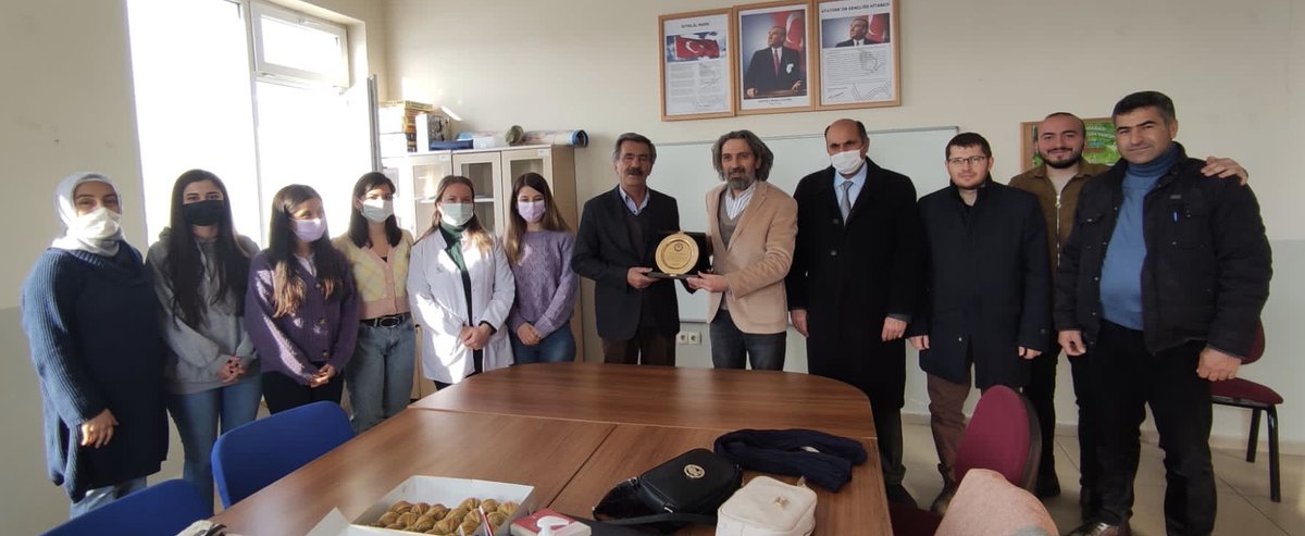 KarsEBS's tweet photo. Meslekte 43 onurlu yılı geride bırakarak emekli olan Arpaçay Atatürk İ.O.
Müdürü kıymetli Kamil Özdemir hocamızı ziyaret ederek,bundan sonraki yaşamı için iyi dileklerimizi ilettik.
@AydAcay
#KamilÖzdemir
@AtalayAdgzel2
@m_canguduz
#ArpaçayAtatürkİlkOkulu
#KarsEbs https://t.co/xeAaqiN85H