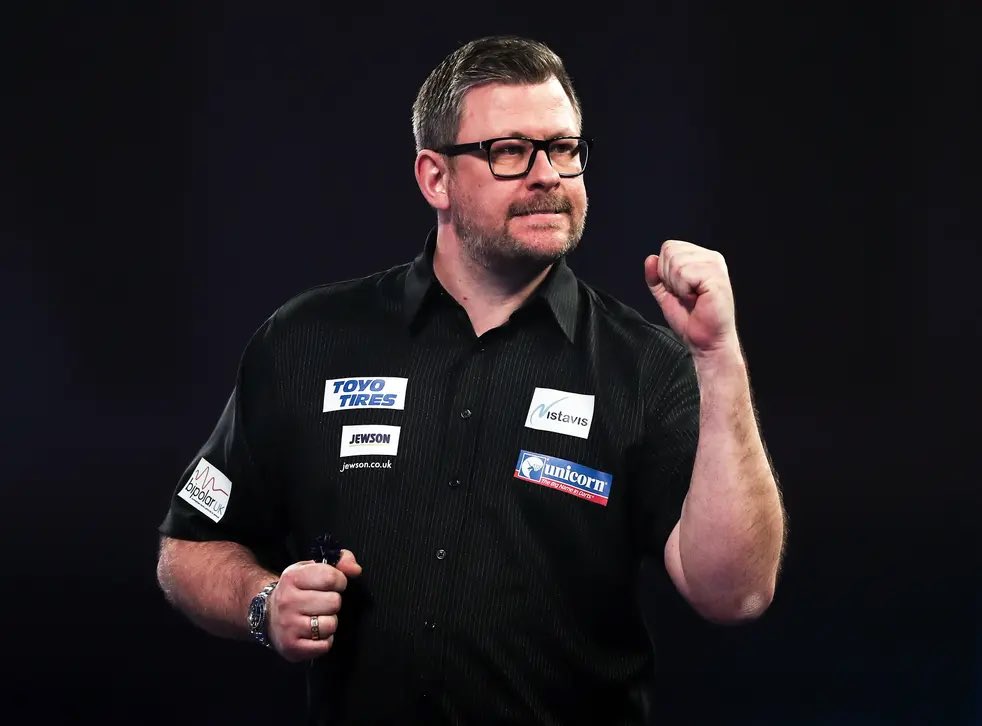 Dartsnews180_'s tweet photo. A RAZOR SHARP PERFORMANCE 🎯
James Wade reminds the world how smooth of an operator he is as he blitzed past Martjin Kleermaker 4-0!
The Englishman averaged 93.66 and had 40% on doubles. 
#Darts #LoveTheDarts #WorldChampionships  #DartsOfMerica #WHDarts https://t.co/i8k9lvWf1r