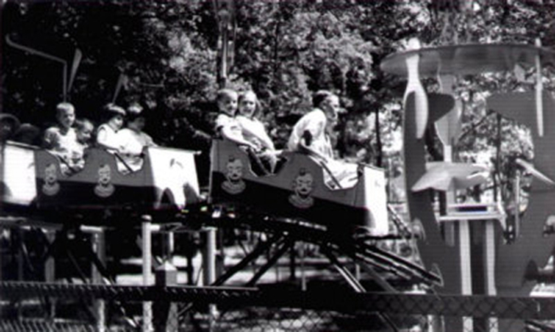 CarrouselMuseum's tweet photo. Take ride on the Herschell Little Dipper that operated at the former Crystal Beach Park (Crystal Beach, Ontario, Canada)!
π· sent by: Rose Hirsch
#TBT #HCFM #Herschell #LittleDipper #CrystalBeach #RollerCoaster #OnceAroundIsNeverEnough https://t.co/3gzyKYur5m