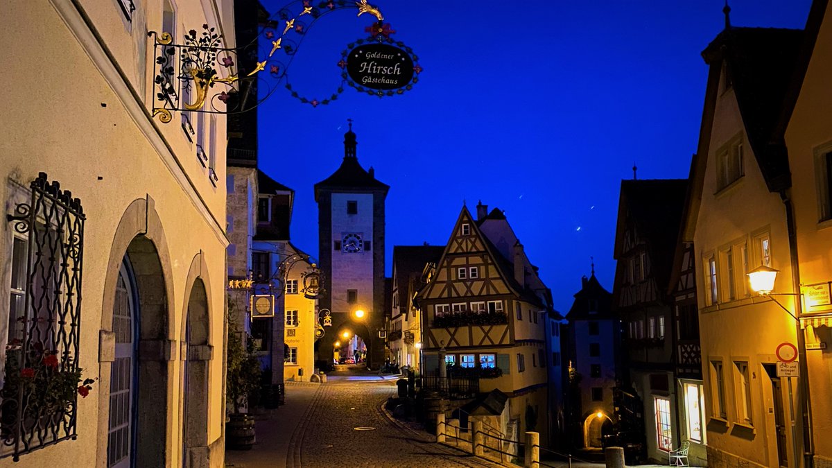 Mybus_Germany's tweet photo. 本日からの #ドイツ再発見 は🇩🇪ロマンチック街道のハイライト🌟ローテンブルク😍

何度行っても毎回必ず恋に落ちてしまう惚れ惚れするような中世の街並みに出会えます❣️

市庁舎の塔から見る眺めも絶景👏✨
城壁内に宿泊して楽しむ夜の街も必見です💕

#Seeyousoon #VisitGermany https://t.co/VxuDPfXllI