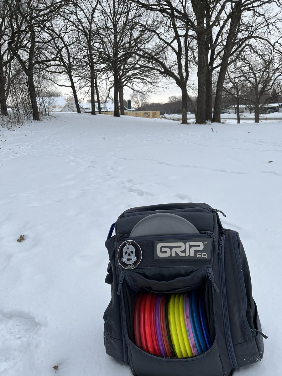mj_duncan's tweet photo. *checks weather, sees it’s a balmy 11*F out* It’s a perfect day to go chuck some plastic! #winterdiscgolf https://t.co/7kszlXYgOr