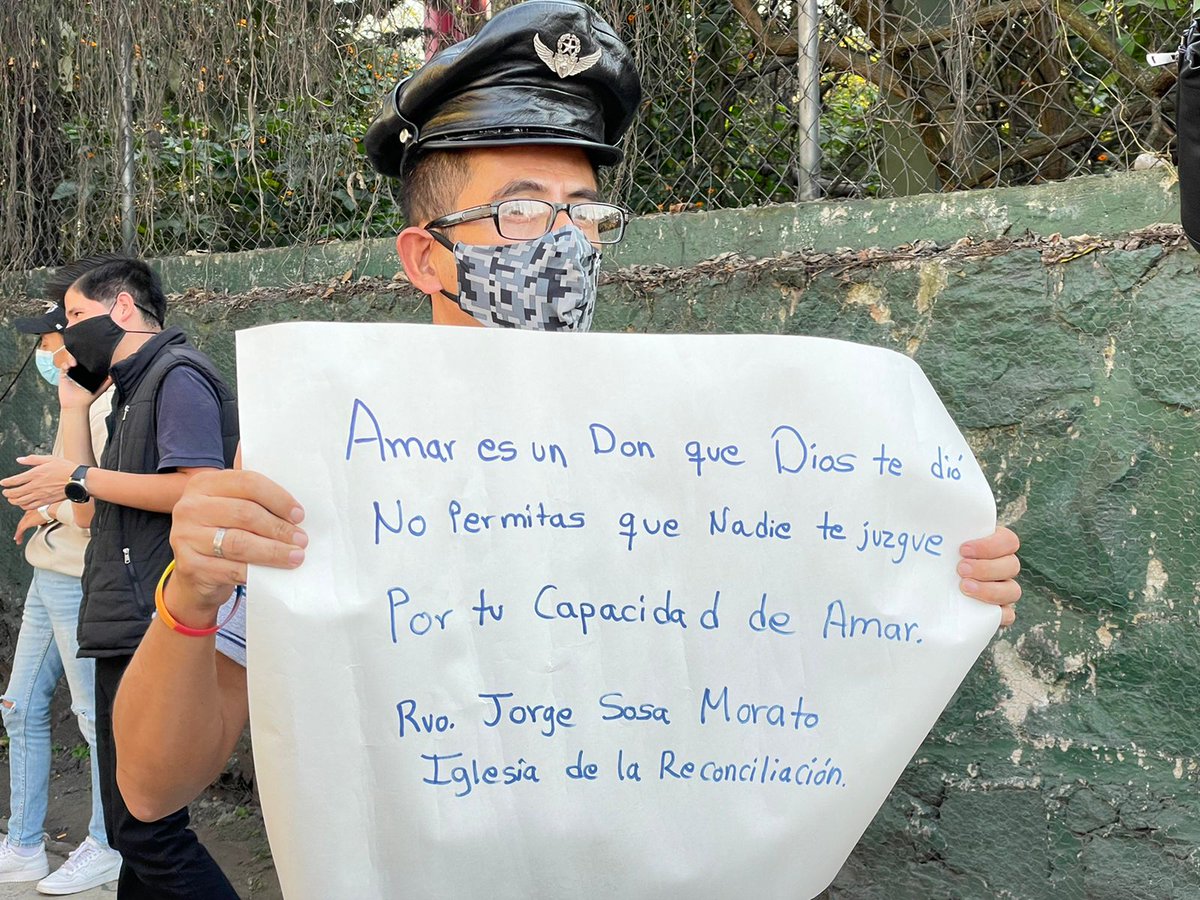 Radio_Formula's tweet photo. "Una muestra de afecto no atenta contra la moral": personas protestan afuera de @SixFlagsMexico en contra de la discriminación a la comunidad LGBTIQ+, convocados por el hashtag #SixFlagsDiscrimina. 📷 #Fotos | Aseneth Hernández (@aseneth_her) https://t.co/pWl1v2vpVg https://t.co/Uz1jBBGloT
