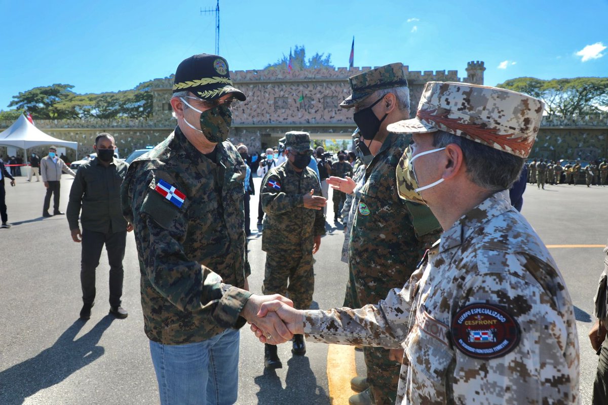 luisabinader's tweet photo. En Elías Piña, compartiendo con nuestros héroes, quienes con amor y valentía cuidan la patria. Les deseo a todos un próspero Año Nuevo. Sepan que tienen un Presidente que valora el gran servicio que realizan en favor de nuestro país. ¡Felices fiestas! https://t.co/JyCjHukBQM
