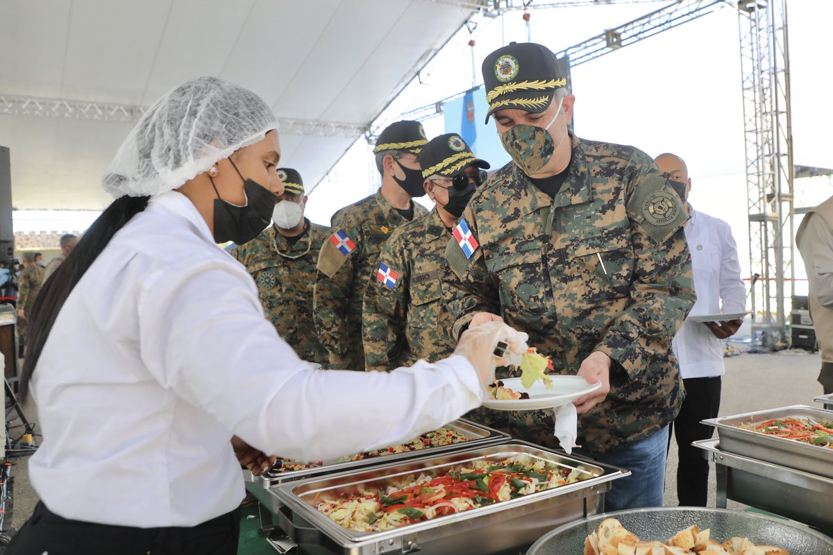 luisabinader's tweet photo. En Elías Piña, compartiendo con nuestros héroes, quienes con amor y valentía cuidan la patria. Les deseo a todos un próspero Año Nuevo. Sepan que tienen un Presidente que valora el gran servicio que realizan en favor de nuestro país. ¡Felices fiestas! https://t.co/JyCjHukBQM