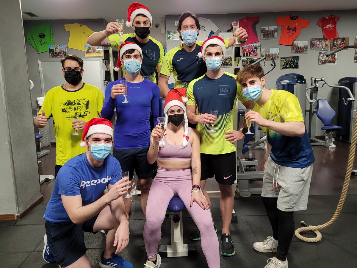 gympilatsvelvet's tweet photo. Ojitos de felicidad y #VelvetActitud en un brindis, que un año más, nos hace estar más que orgullosos de vosotros #equipo 🏃🏋🤸
Por un Año Nuevo por descubrir juntos y por muchas metas más que superar...!! 🥂🍾
#DeporteEsSalud #gimnasio #Velveteros
👉https://t.co/QIfihronuO https://t.co/qi3B005ISz
