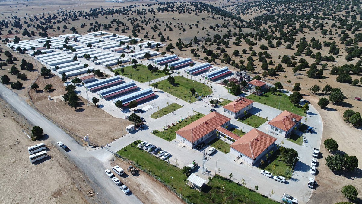 Türkiye’nin en modern ve en büyük hayvan barınağının Konya’da olduğunu biliyor muydunuz?
2500 hayvan kapasiteli merkezdeki yaralı hayvanlar için tam teşekküllü hayvan hastanesinde; laboratuvar, röntgen üniteleri, acil müdahale odaları ve kuvözler yer alıyor.