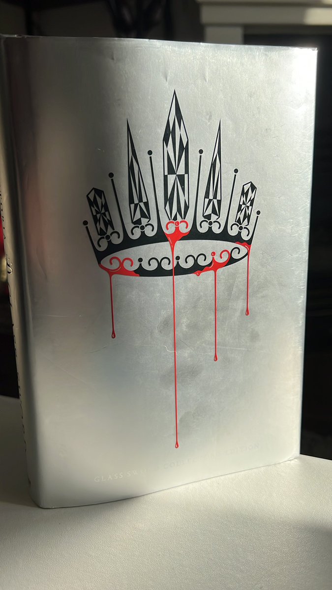 ItsScarlettBobo's tweet photo. Okayyyyy here we go. This series is my new addiction!!! 
Thank you @VictoriaAveyard 😍
#RedQueenSeries #RedQueen #GlassSword https://t.co/Sgy1eNbNMO