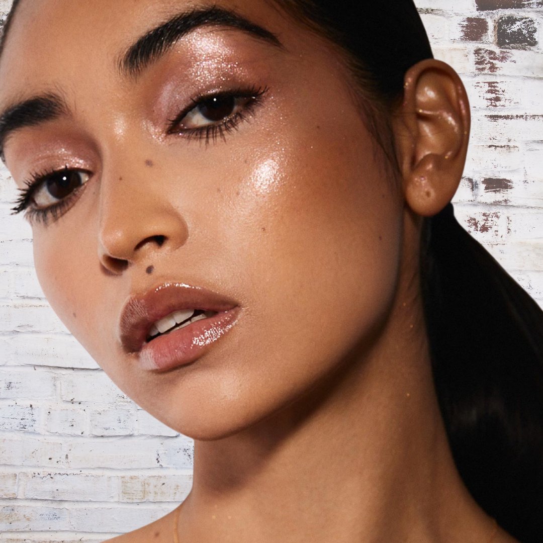 sozenbox's tweet photo. We love all of the amazing feedback from our Fenty all-over palette in our December box. It can be used as a bronzer, highlighter, and eye shadow. It's the perfect item to keep in your purse.

#fenty #eyeshadow #rihanna #bronzer #highlighter #mua #muatips #makeup101 https://t.co/TYbGV8fvoG