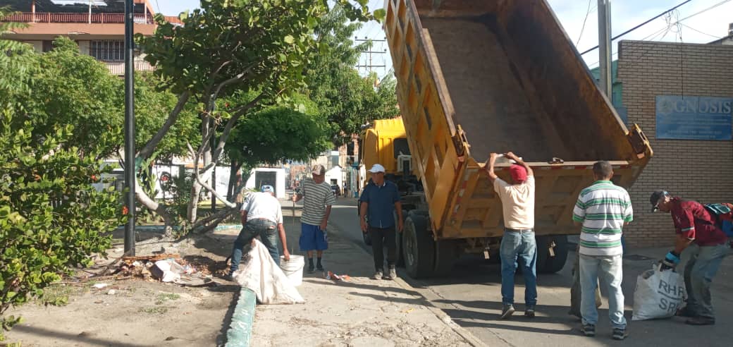 apuertocabello's tweet photo. #VamosConTodo Gracias a la gestión municipal que lidera @JCbetancourt72 cuadrillas del Serv. @PtoCTeQuiero llevaron a cabo la limpieza, desmalezado y remoción de escombros en la Plaza José María Vargas de Puerto Cabello, espacios públicos optimizados a disposición del pueblo #PAZ https://t.co/AQ4kwwELBW