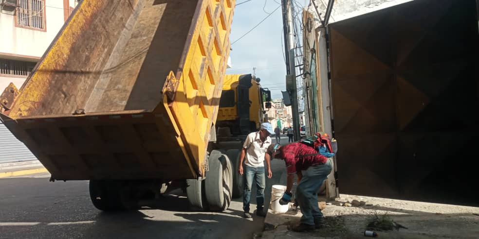 apuertocabello's tweet photo. #VamosConTodo Gracias a la gestión municipal que lidera @JCbetancourt72 cuadrillas del Serv. @PtoCTeQuiero llevaron a cabo la limpieza, desmalezado y remoción de escombros en la Plaza José María Vargas de Puerto Cabello, espacios públicos optimizados a disposición del pueblo #PAZ https://t.co/AQ4kwwELBW