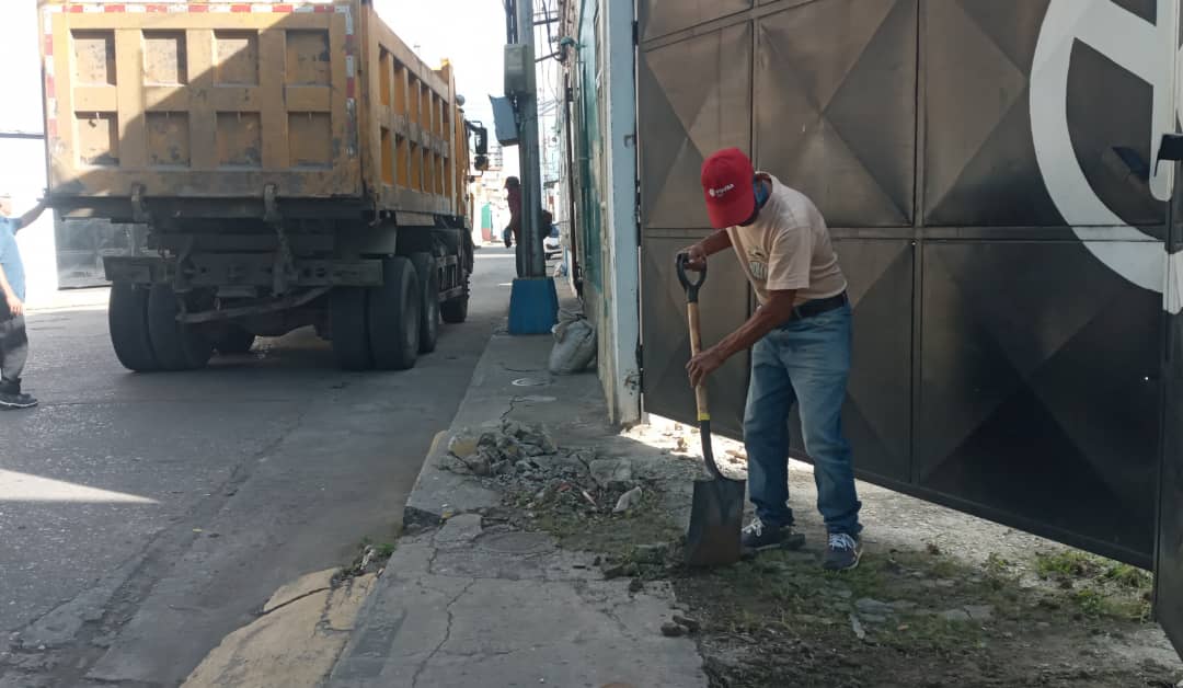 apuertocabello's tweet photo. #VamosConTodo Gracias a la gestión municipal que lidera @JCbetancourt72 cuadrillas del Serv. @PtoCTeQuiero llevaron a cabo la limpieza, desmalezado y remoción de escombros en la Plaza José María Vargas de Puerto Cabello, espacios públicos optimizados a disposición del pueblo #PAZ https://t.co/AQ4kwwELBW