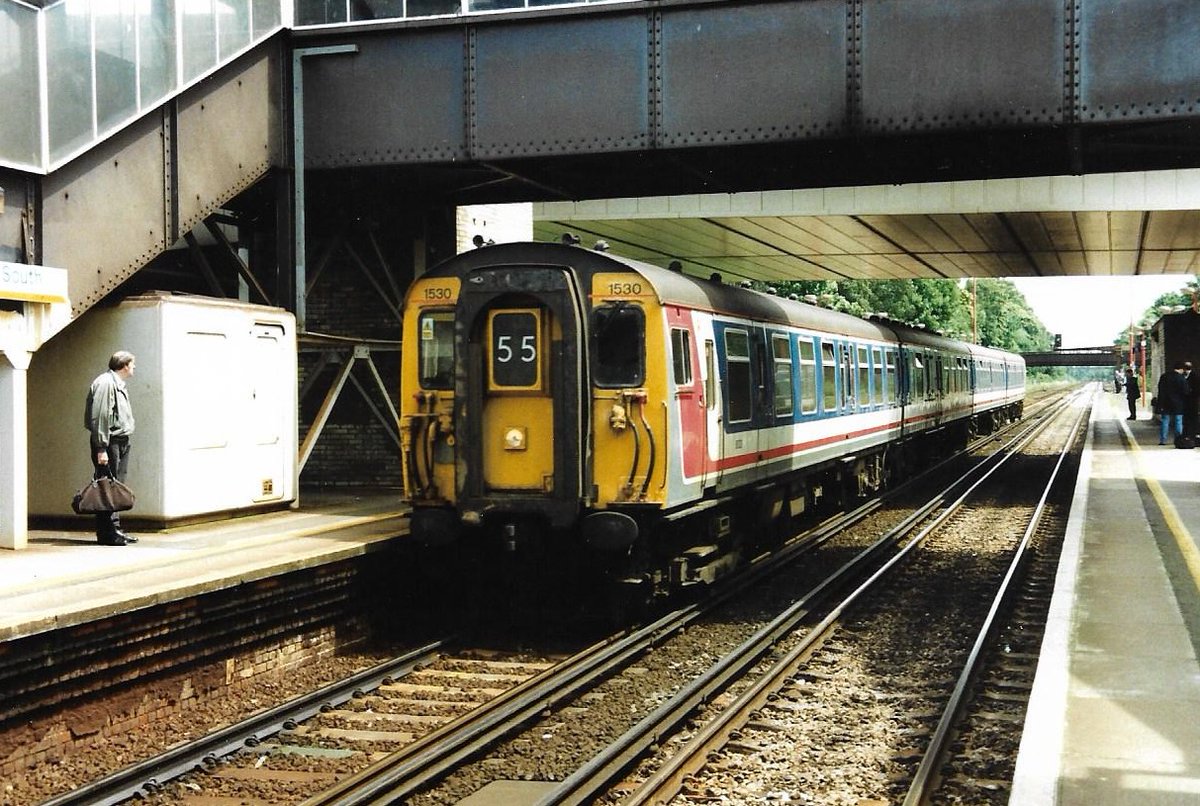 SalopianLyne's tweet photo. Bromley South Station 27th June 1998
British Rail Class 411 4CEP 4-car EMU set 1530 in Network South East livery arrives at the platform. Headcode No.55 - any ideas which service?
#BritishRail #Bromley #Class411 #4CEP #trainspotting #EMU #NetworkSouthEast π€ https://t.co/1jHnqzvYdT