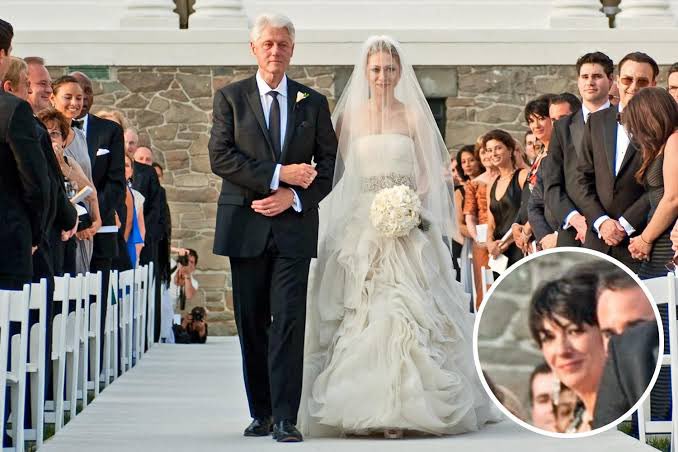 RCosta_2012's tweet photo. Hillary wrote a condolences letter regarding the untimely passing of G. Maxwell. She even predated, but someone warned her not do that, after all, it could ruin the surprise!!!
#KillaryOnTheMove #MaxwellToBeHillaried #GhislaineMaxwell #Condolences #Hillary #ToKillOrNotToKill https://t.co/rywaHcWUGC