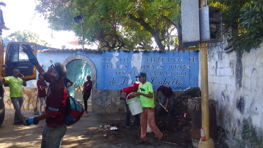apuertocabello's tweet photo. #VamosConTodo por instrucciones del Alcalde @JCbetancourt72 cuadrillas del Serv. @PtoCTeQuiero llevaron a cabo labores de limpieza, mantenimiento y recolección de escombros en la parte externa e interna del sindicato de obreros municipales, espacios recuperados del pueblo #PAZ https://t.co/VQrDGX4PD6