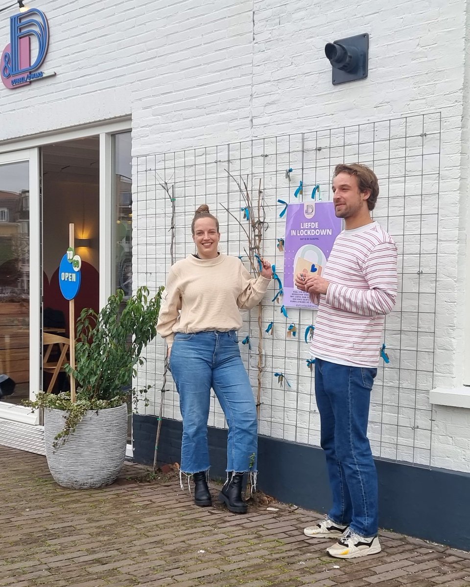 Bij het nieuwe café Dubbel/Dwars aan de Weerdsingel/Amsterdamsestraatweg kun je jouw liefdesslotje ophangen. Lockdown kan dus ook positief geïnterpreteerd worden. Prachtig initiatief van horecatweeling Cissy en Jesse van Beek. Goeie koffie ook #FlatWhite 
In #Telegraaf_Utrecht