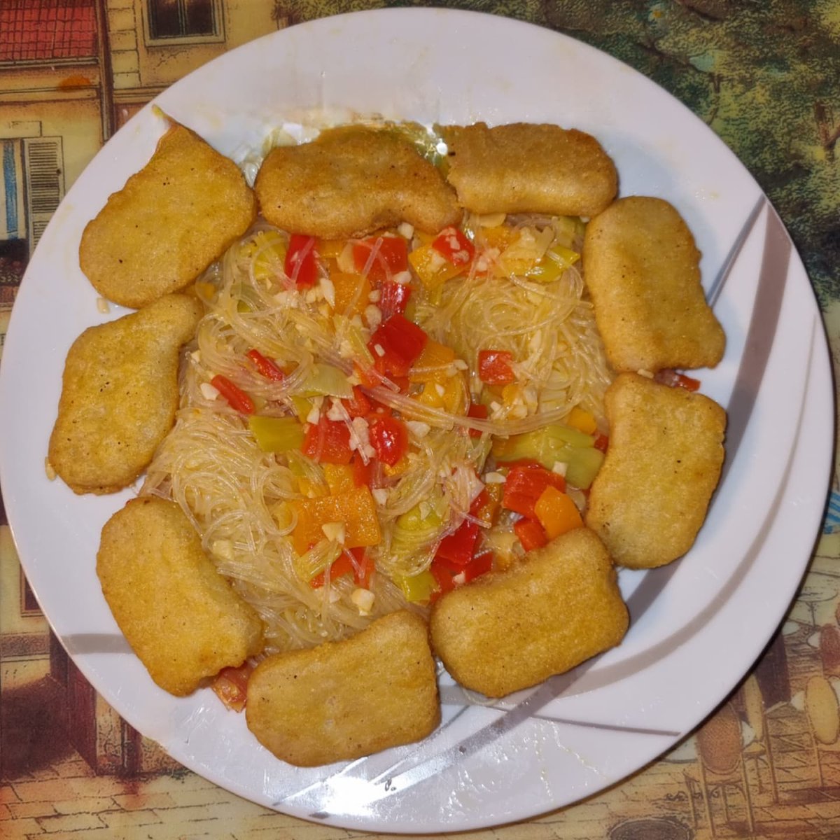viola_sabine's tweet photo. Freaking delicious 😋 and totally vegan
Glass noodles, 4 pointed peppers, 6 chopped garlic cloves, leek, and vegan nuggets based on rice flour and wheat protein
#soulfood #vegan #delicious #cookingwithoutsalt #norecipeneeded https://t.co/VuZ8Ln1pRt