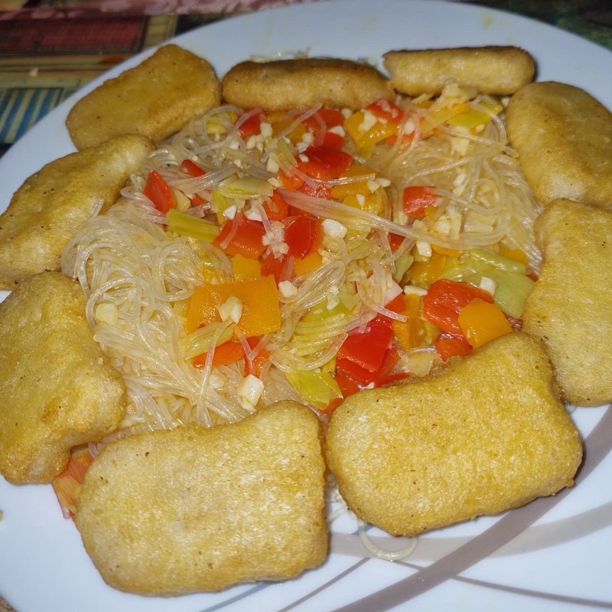 viola_sabine's tweet photo. Freaking delicious 😋 and totally vegan
Glass noodles, 4 pointed peppers, 6 chopped garlic cloves, leek, and vegan nuggets based on rice flour and wheat protein
#soulfood #vegan #delicious #cookingwithoutsalt #norecipeneeded https://t.co/VuZ8Ln1pRt