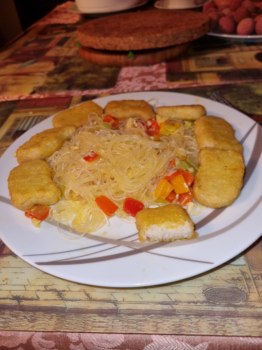 viola_sabine's tweet photo. Freaking delicious 😋 and totally vegan
Glass noodles, 4 pointed peppers, 6 chopped garlic cloves, leek, and vegan nuggets based on rice flour and wheat protein
#soulfood #vegan #delicious #cookingwithoutsalt #norecipeneeded https://t.co/VuZ8Ln1pRt