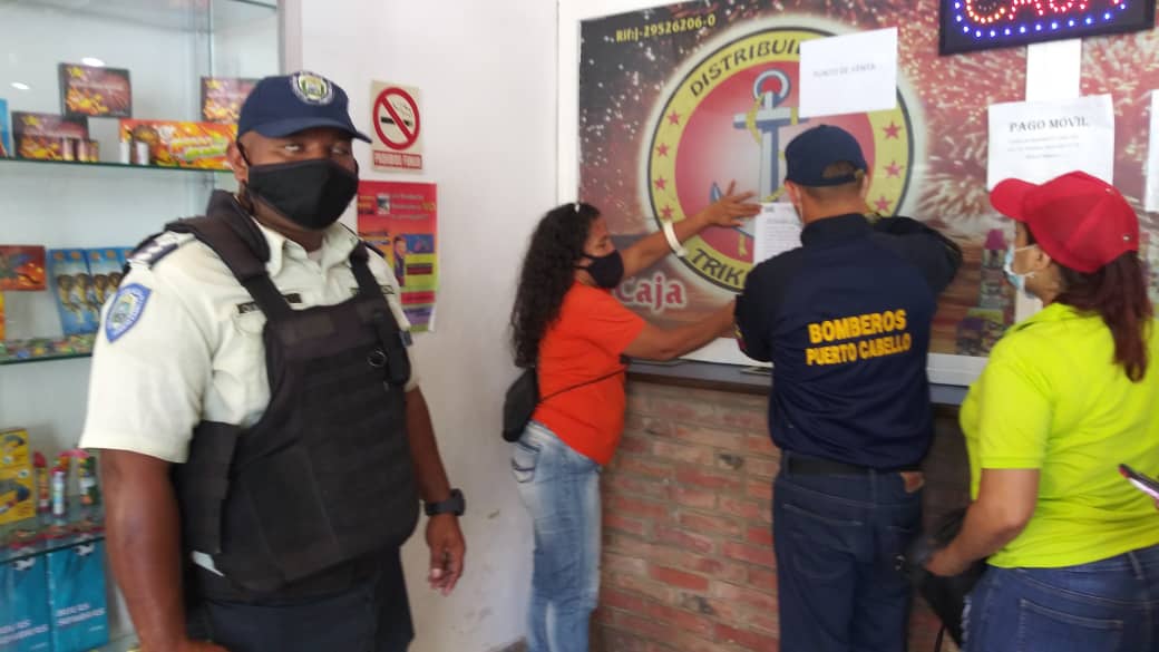 apuertocabello's tweet photo. #VamosConTodo gracias a la gestión municipal que lidera @JCbetancourt72 el equipo @cmdnapc junto a los cuerpos de seguridad @PcPolicia continúan desplegados por diversos puntos de la ciudad a propósito de verificar u evitar el expendio ilegal de fuegos pirotécnicos #AbrazaLaVida https://t.co/ppCBgqzzdM