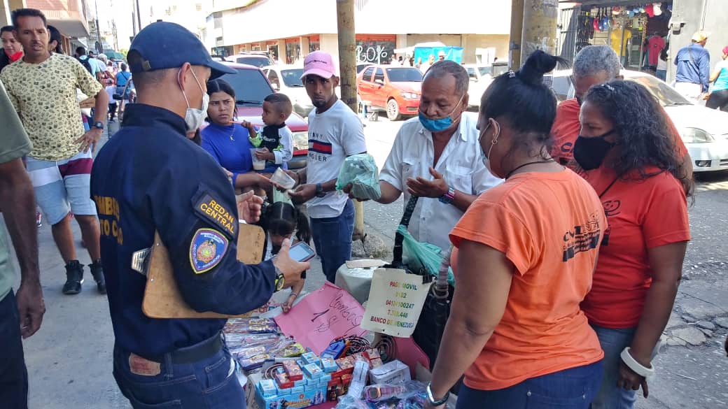 apuertocabello's tweet photo. #VamosConTodo gracias a la gestión municipal que lidera @JCbetancourt72 el equipo @cmdnapc junto a los cuerpos de seguridad @PcPolicia continúan desplegados por diversos puntos de la ciudad a propósito de verificar u evitar el expendio ilegal de fuegos pirotécnicos #AbrazaLaVida https://t.co/ppCBgqzzdM