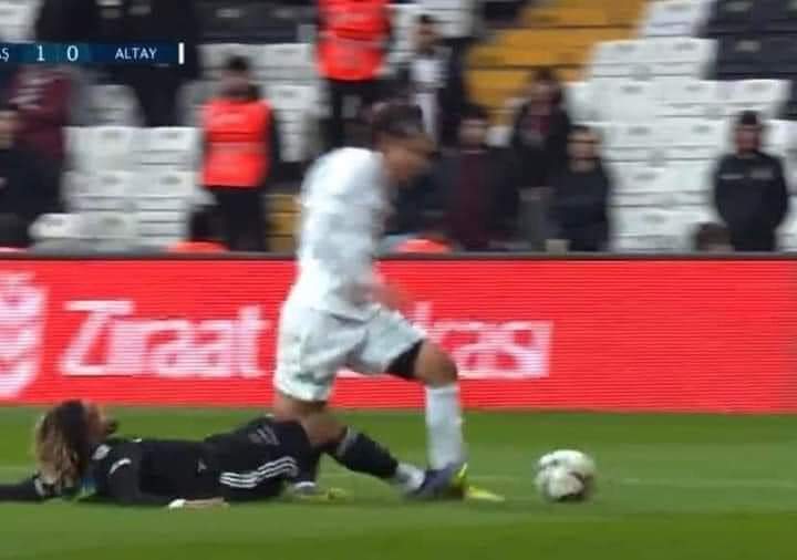 GreatAltay's tweet photo. SATILMIŞ HAKEM ALİ ŞANSALAN

Altay Kulübü'nün maçlarında vermiş olduğu kararlar ile art niyetli olduğu bugün de belli olan Ali Şansalan son 4 maçımızdan 2  maçını yöneterek federasyonda sanki başka hakem kalmadı sorusunu bizlere sordurmaktadır.

#TFF #MHK

#TFF #MHK #AliŞansalan https://t.co/Gb3d0bsYfU
