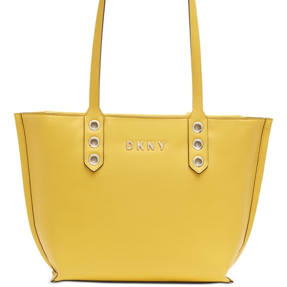 rsaviator's tweet photo. So good I had to share! Check out all the items I'm loving on @Poshmarkapp #poshmark #fashion #style #shopmycloset #coach #guess #dkny: https://t.co/QU28UyvoJf https://t.co/0e8X6jnVWT