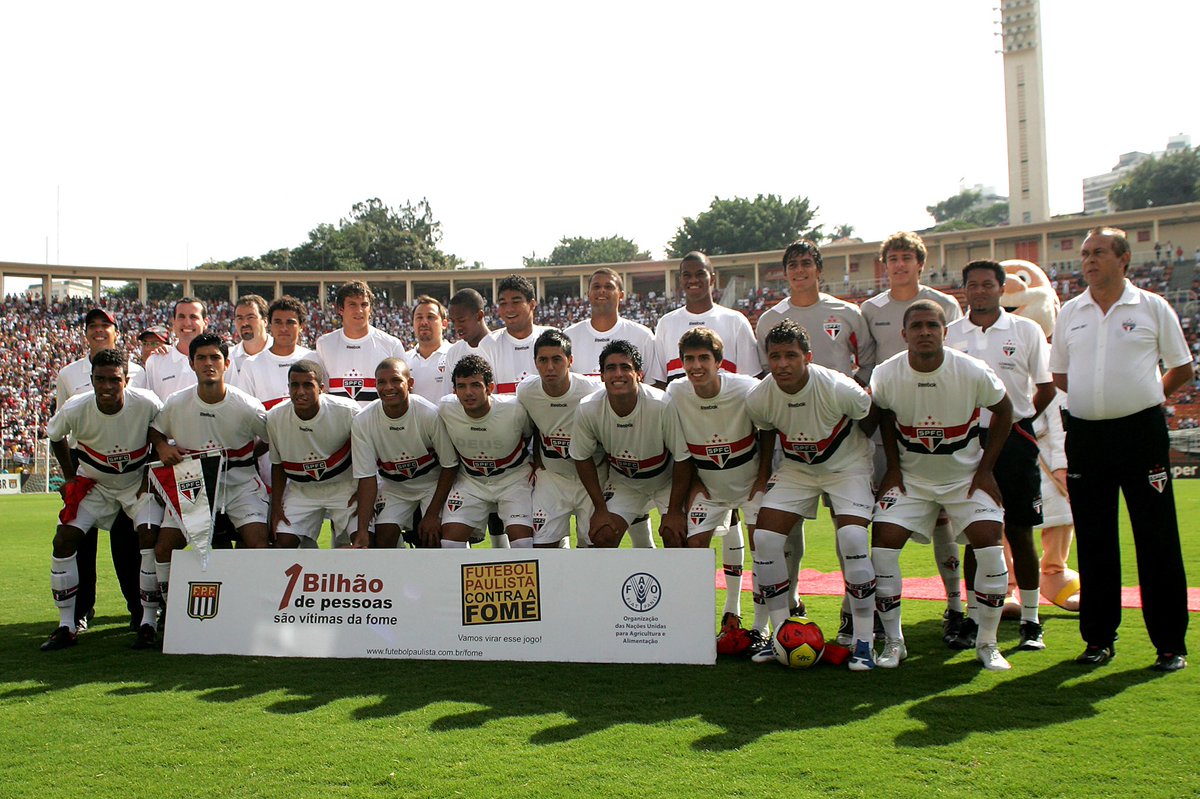 SaoPauloFC's tweet photo. 🏆 #TBTricolor com a geração de @LucasMoura7 e @Casemiro, que conquistou o tricampeonato da Copinha em 2010!

🔜 E em janeiro a garotada #MadeInCotia iniciará a disputa pelo penta.

#VamosSãoPaulo 🇾🇪

📸 Rubens Chiri / Arquivo histórico https://t.co/7dAmvIgqBx