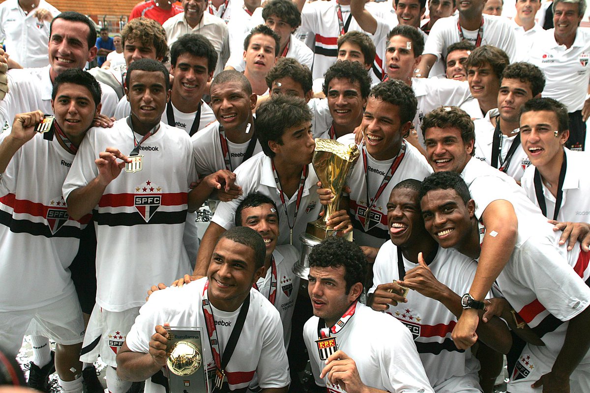 SaoPauloFC's tweet photo. 🏆 #TBTricolor com a geração de @LucasMoura7 e @Casemiro, que conquistou o tricampeonato da Copinha em 2010!

🔜 E em janeiro a garotada #MadeInCotia iniciará a disputa pelo penta.

#VamosSãoPaulo 🇾🇪

📸 Rubens Chiri / Arquivo histórico https://t.co/7dAmvIgqBx