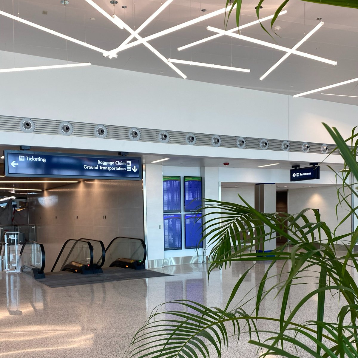 BUFAirport's tweet photo. In 2021, we finished our #BUFUP expansion!

✅ East terminal addition
✅ West terminal addition
✅ Four new baggage claims https://t.co/9dr8cMCUQH