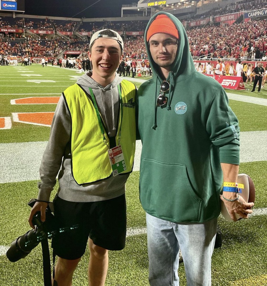 chasestokesbr's tweet photo. Chase com admiradores ontem (29/12) no Camping World Stadium (📸Cortney Bentley/Noah Goldberg) https://t.co/KqrxbiFZMr
