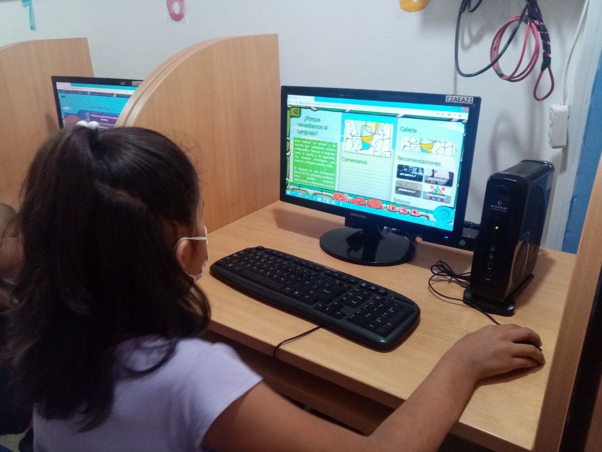 infoarenillas's tweet photo. #ElOro Infocentro Arenillas, es visitado por estudiantes a realizar el curso didáctico de la Plataforma MOI, el cual les ha parecido muy interesante y acude al Infocentro para seguir aprendiendo. Siempre respetando las debidas normas de bioseguridad. 😷 https://t.co/Keyrsxxwi6