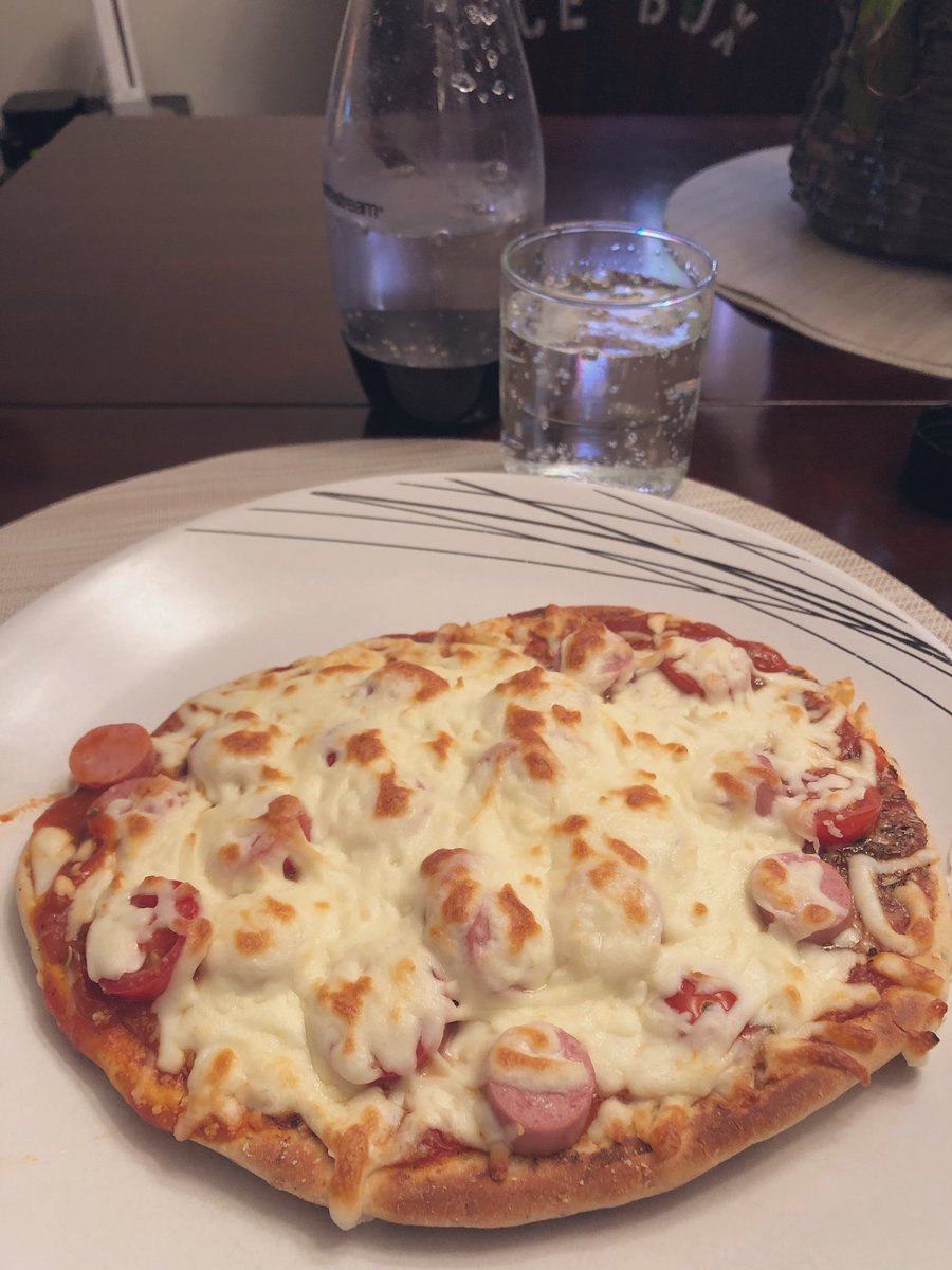 dawn_kimmy_nl's tweet photo. Naan bread pizza for supper and @SodaStream_CA water! #supperbreak https://t.co/H3HIdRohwc