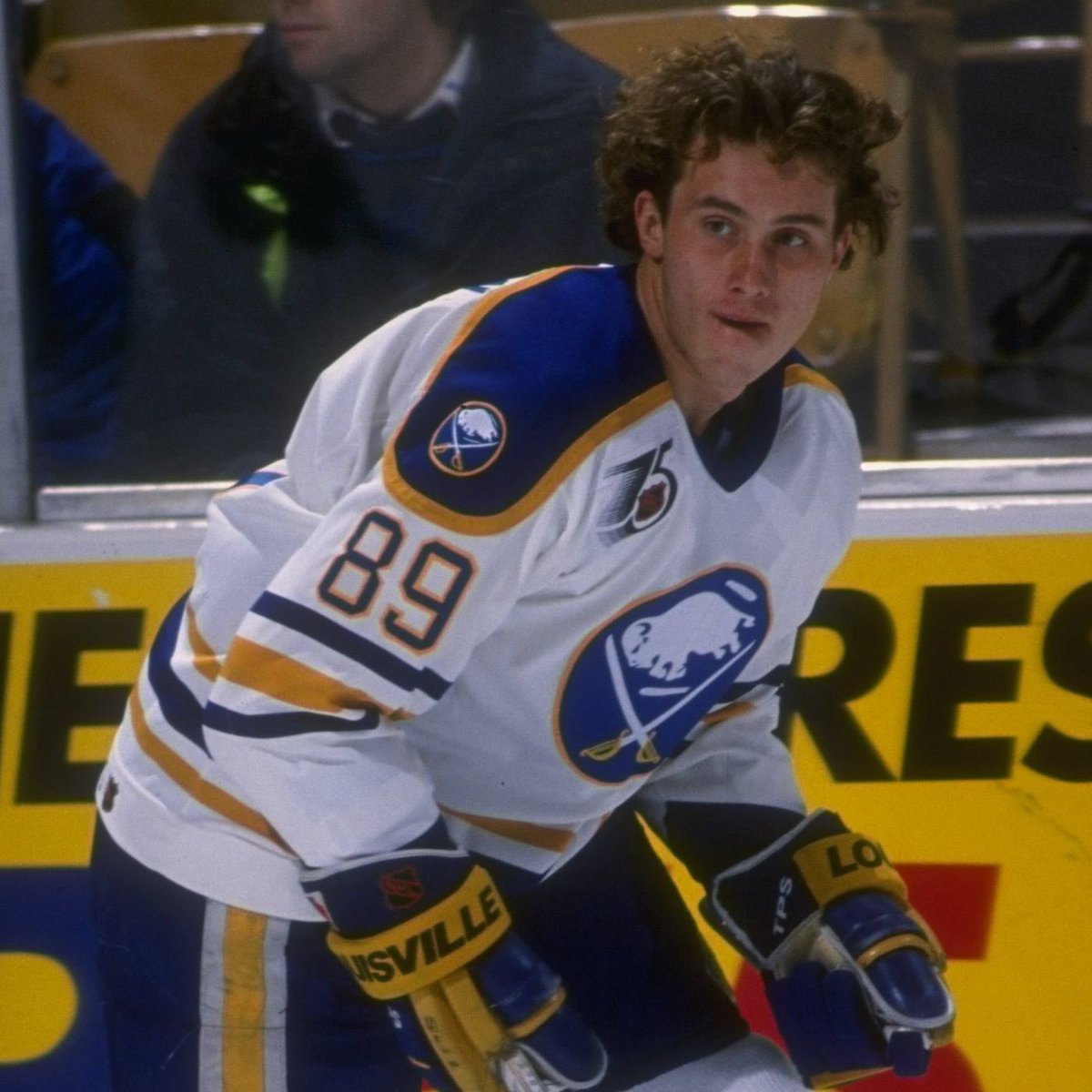 samikuosmanen's tweet photo. @spittinchiclets 89. Best looking pair of numbers. Ripped it from Mogilny 1992. https://t.co/QsR8fV1QWm