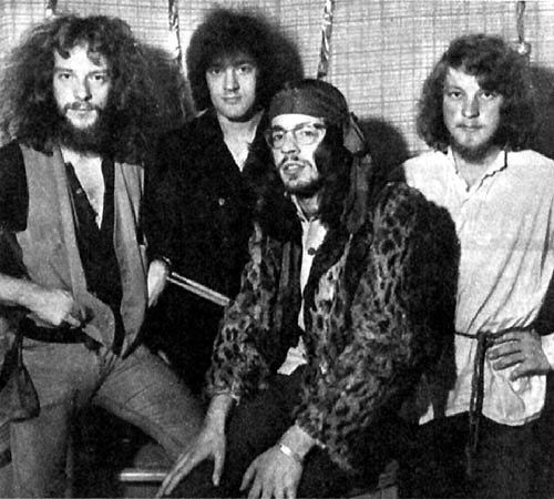 Happy 75th birthday to Clive Bunker of Jethro Tull. 