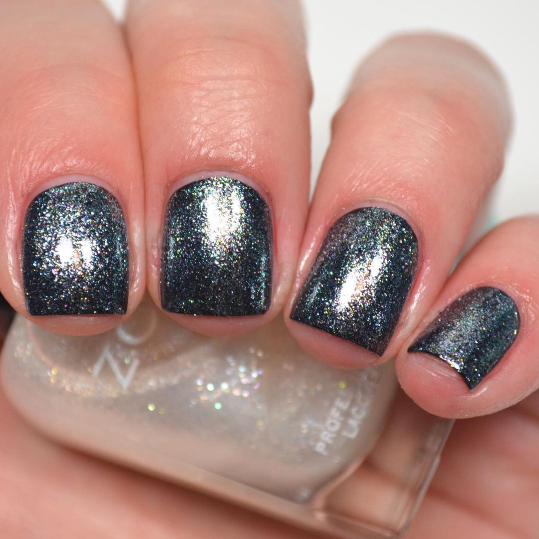 ZoyaNailPolish's tweet photo. 📷 by @jessface90x: #presssample - zoyanailpolish “Alexis” from the Dazzle collection for Winter/Holiday 2021. Shown alone, alone with matte topcoat, over black, and over black with matte topcoat.
Shop: https://t.co/E433Dp2NbU https://t.co/DVJW3yr31u