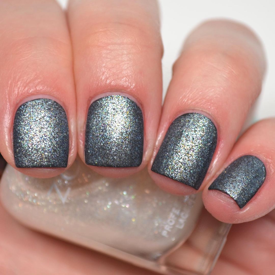 ZoyaNailPolish's tweet photo. 📷 by @jessface90x: #presssample - zoyanailpolish “Alexis” from the Dazzle collection for Winter/Holiday 2021. Shown alone, alone with matte topcoat, over black, and over black with matte topcoat.
Shop: https://t.co/E433Dp2NbU https://t.co/DVJW3yr31u