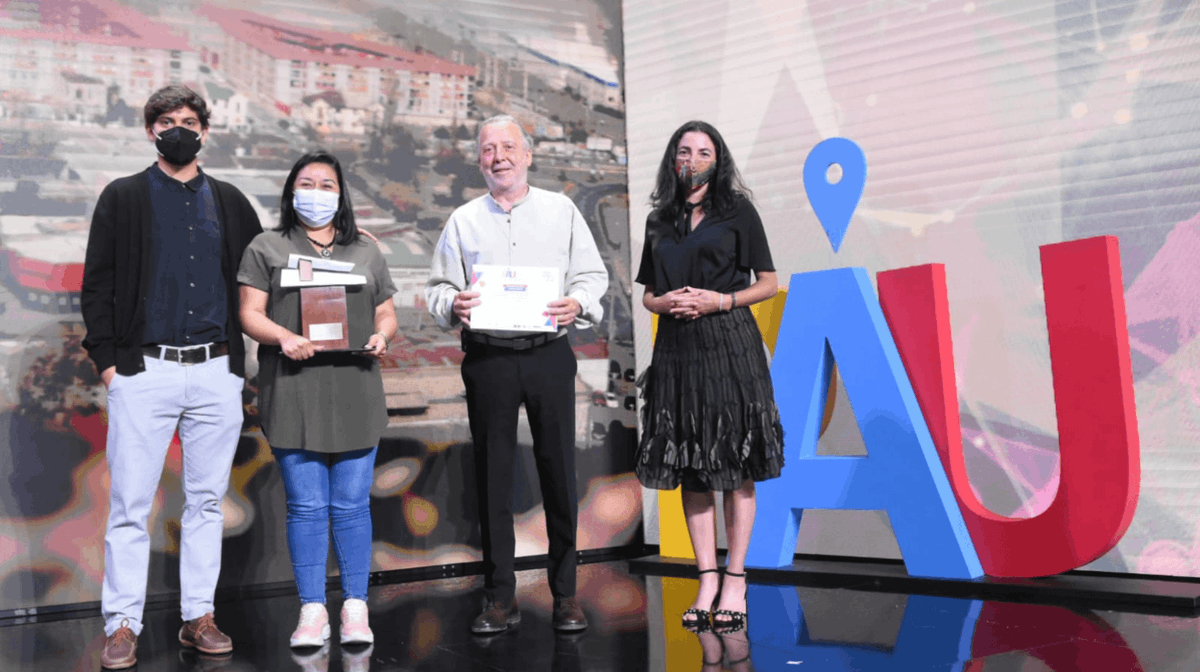 MundoFAU_uchile's tweet photo. Orgullo #FAU 👏: Titulada de la Escuela de Postgrado, Doris González, gana Premio Aporte Urbano “Mejor Proyecto Integración Social 2021” - https://t.co/176AjBuUhd

La trabajadora social y Mg. en Hábitat Residencial @uchile lideró el proyecto habitacional Barrio Maestranza Ukamau. https://t.co/9rIxVMKEcR