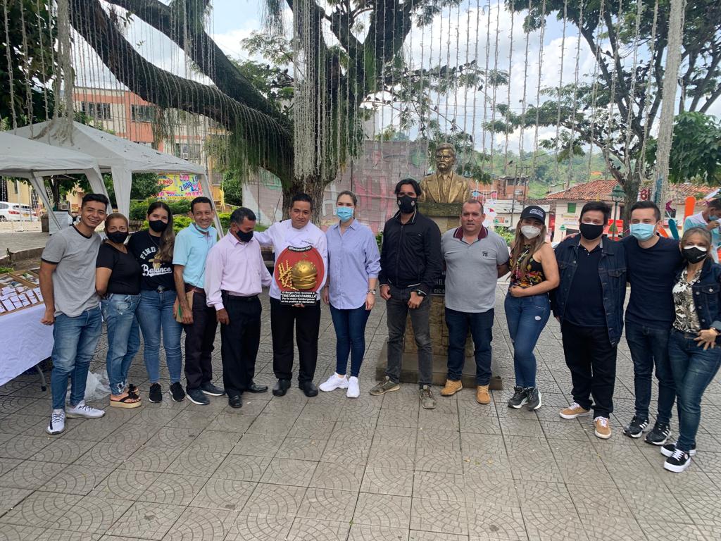 SanVicenteCh's tweet photo. Con JUAN PABLO RUEDA, ORGULLO CHUCUREÑO, GANADOR del galardón a la MEJOR HAMBURGUESA de los PUEBLOS de #BUGERFEST, evento que nuestro gobierno acercó al escenario local impulsando la REACTIVACIÓN ECONÓMICA. #SanVicenteMásEmprendedor. #OscarRodríguezAlcalde. https://t.co/t8fdB8zrou