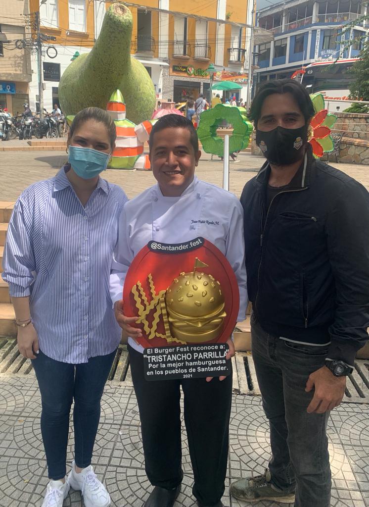 SanVicenteCh's tweet photo. Con JUAN PABLO RUEDA, ORGULLO CHUCUREÑO, GANADOR del galardón a la MEJOR HAMBURGUESA de los PUEBLOS de #BUGERFEST, evento que nuestro gobierno acercó al escenario local impulsando la REACTIVACIÓN ECONÓMICA. #SanVicenteMásEmprendedor. #OscarRodríguezAlcalde. https://t.co/t8fdB8zrou