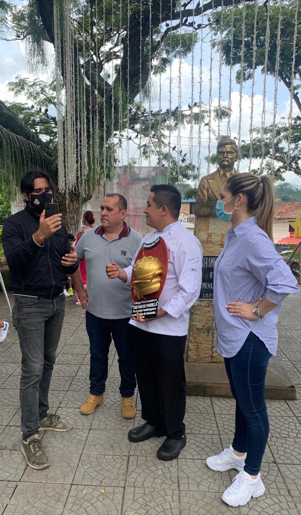 SanVicenteCh's tweet photo. Con JUAN PABLO RUEDA, ORGULLO CHUCUREÑO, GANADOR del galardón a la MEJOR HAMBURGUESA de los PUEBLOS de #BUGERFEST, evento que nuestro gobierno acercó al escenario local impulsando la REACTIVACIÓN ECONÓMICA. #SanVicenteMásEmprendedor. #OscarRodríguezAlcalde. https://t.co/t8fdB8zrou