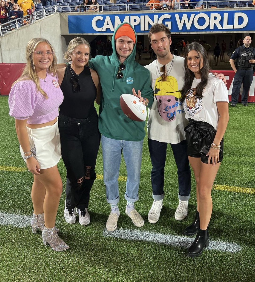chasestokesbr's tweet photo. Chase e Austin com admiradores ontem (29/12) no Camping World Stadium (📸 Stephan Crow/ Lilly Capri) https://t.co/QGw234K35L