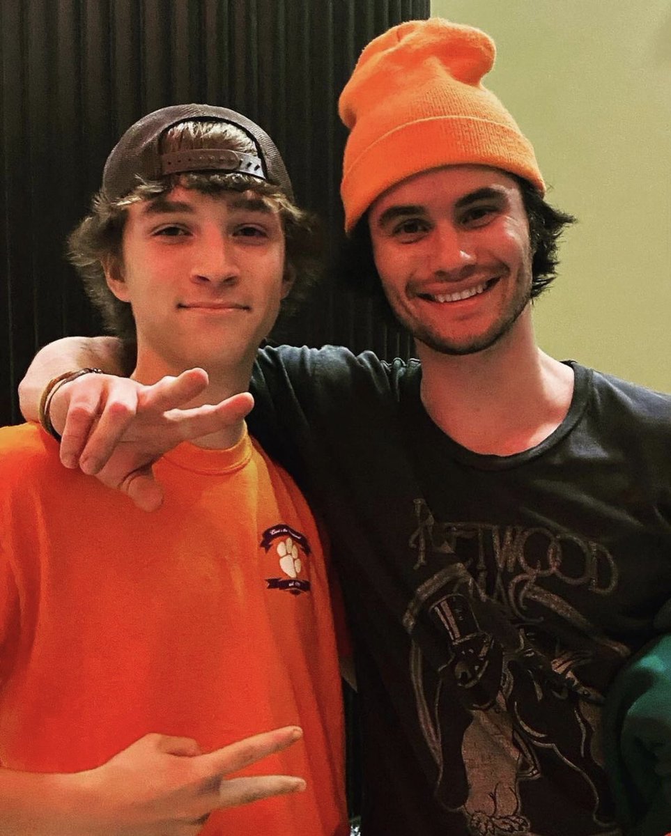 chasestokesbr's tweet photo. Chase e Austin com admiradores ontem (29/12) no Camping World Stadium (📸 Stephan Crow/ Lilly Capri) https://t.co/QGw234K35L