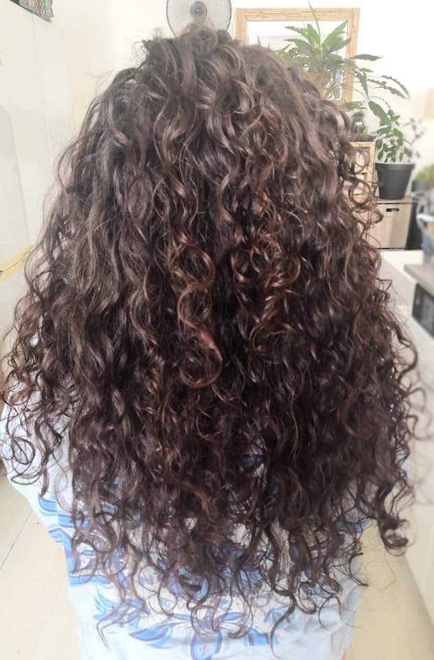 PtiteBouclettes's tweet image. Dernière #curlyroutine 2021
Passez 1 bon réveillon🎉🥂 merci de me suivre❤️ et n&apos;oubliez pas que je suis dispo 7j sur 7 en mp.
📷En photos : début de transition vers le naturel VS fin de #transitioncapillaire.

#cheveuxbouclés #decomplexeedelaboucle